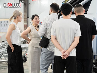 Un fournisseur américain d'infrastructure informatique visite BIGLUX pour l'é...